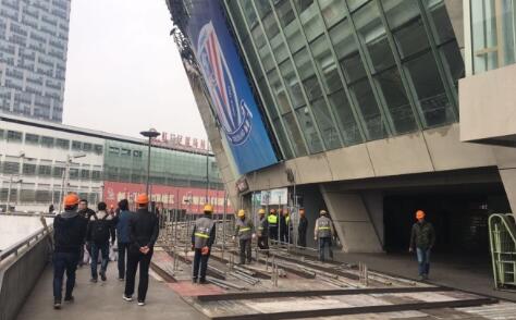 众人都听傻了，陈泽楷下意识的说：叶大师……百亿以上的富豪，就是全国也找不出二百个啊……叶辰笑道：谁说只限华夏了？我会从海外找些人帮忙宣传宣传，相信海外那些富豪也会蜂拥而至的。