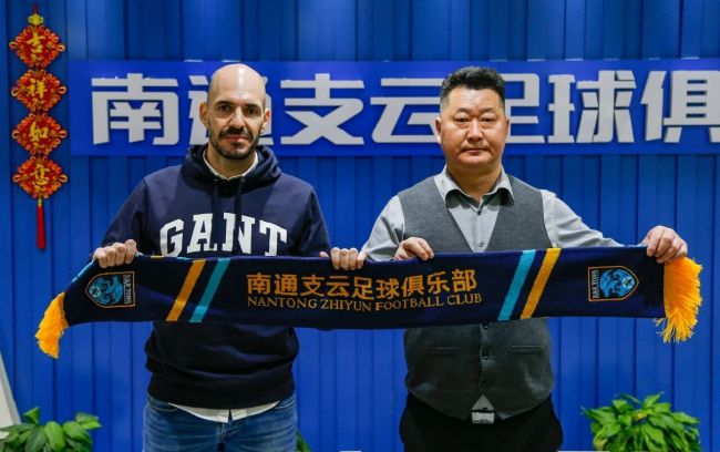 蝙蝠侠（迈克尔•基顿 Michael Keaton 饰）回来了！自从打败“小丑”后，高谭市取得半晌的安好。但是，又一个壮大的敌手呈现了！此次是脾性乖张暴戾的“企鹅”。                                  “企鹅”由于是次子，所以自幼就被怙恃抛弃，落下残疾，致使“企鹅”对全部社会都心生不忿。长年夜后“企鹅”的企鹅决心杀回高谭市，将市内的宗子都杀光，并节制全部高谭市。在迫使险恶商人马克斯（克里斯托弗•沃